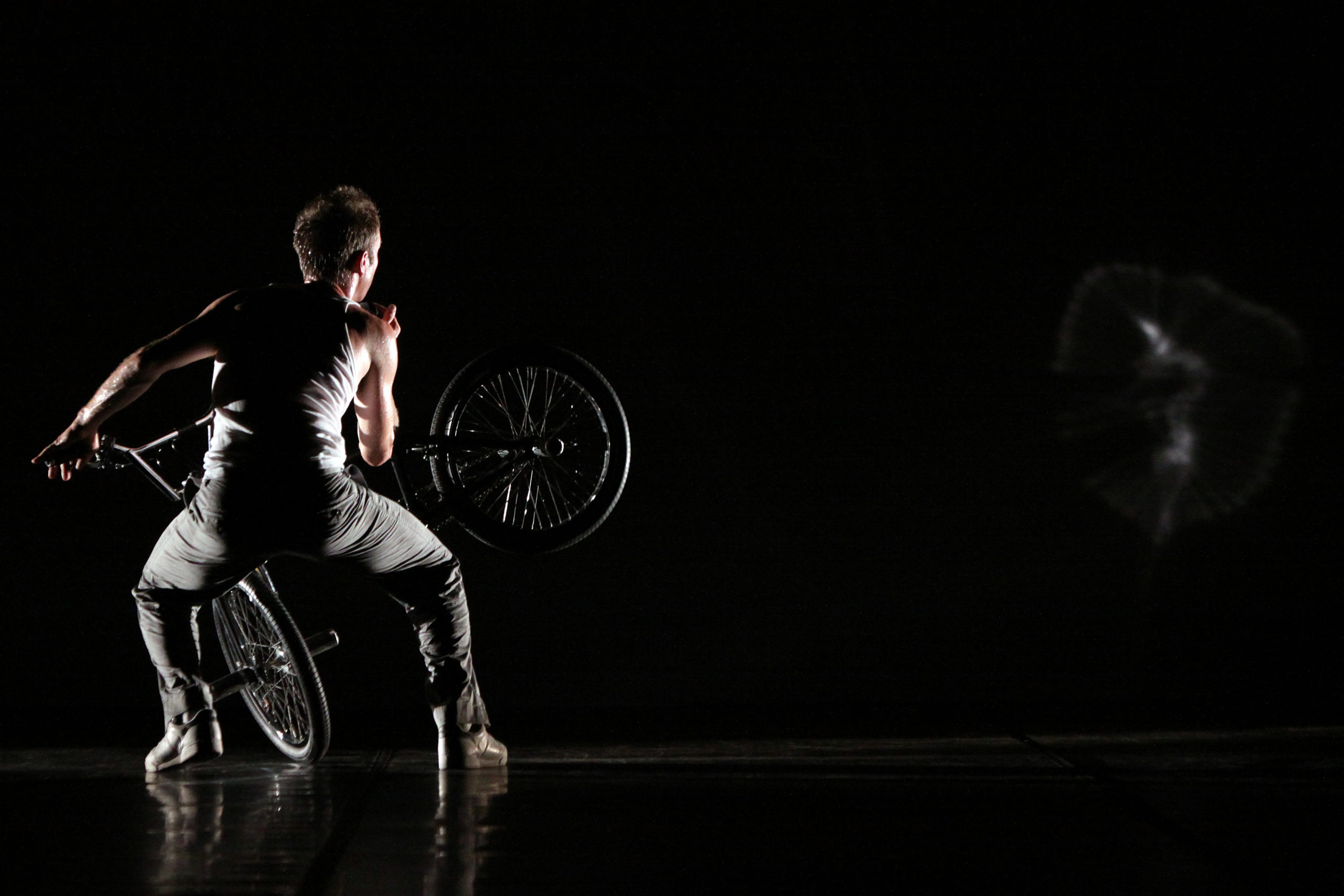 Dia 03 de setembro Sesc Santos Com elementos do 'novo circo' e uma primorosa atuação de Vincent Warin (campeão do Tour de France e vice-campeão do mundo de BMX Free Style) a peça é uma poética entre a relação do homem e sua criação. Em sua técnica tão física quanto lúdica, os sons e a luz desempenham papel fundamental. O assovio dos pneus da bicicleta se mistura à música contemporânea para formar uma relação surrealista e o resultado é um verdadeiro momento de poesia e humor. Coma Cia 3.6/3.4, da França.
