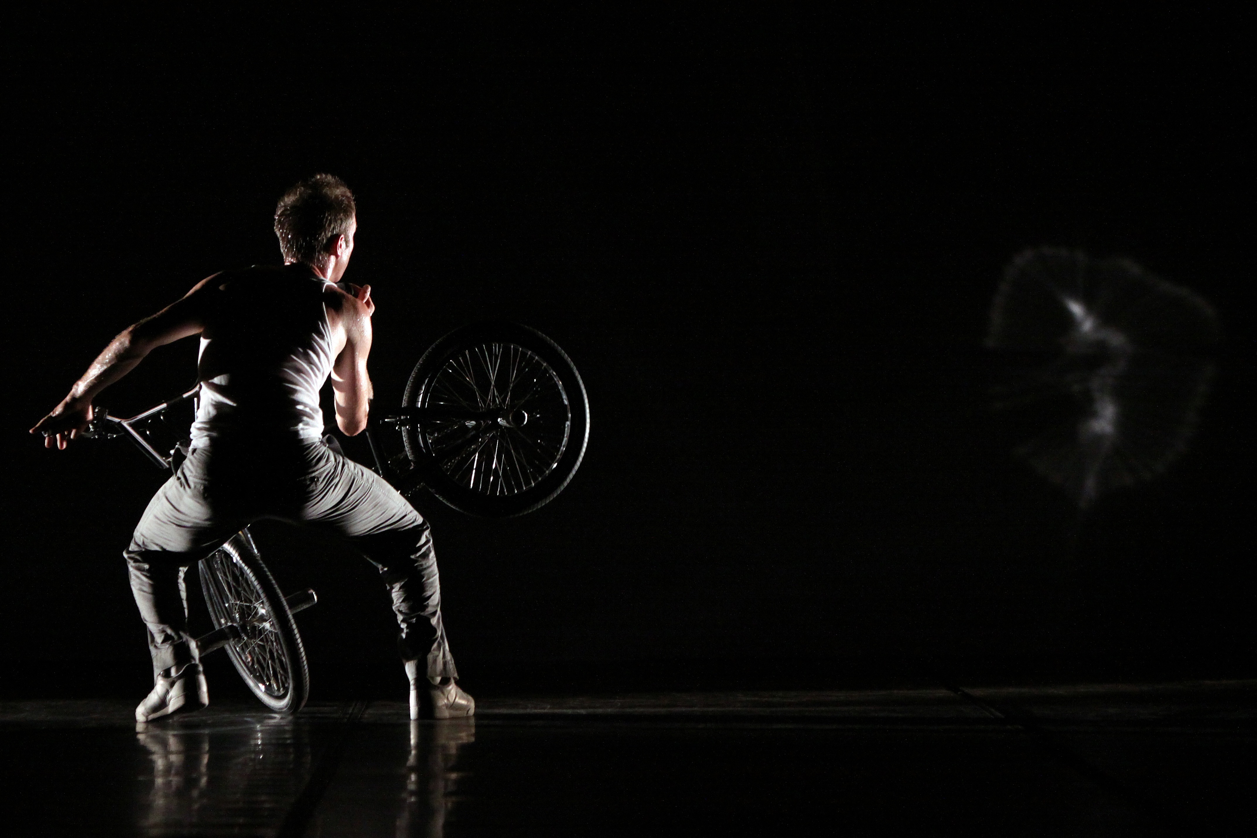 Dia 03 de setembro Sesc Santos Com elementos do 'novo circo' e uma primorosa atuação de Vincent Warin (campeão do Tour de France e vice-campeão do mundo de BMX Free Style) a peça é uma poética entre a relação do homem e sua criação. Em sua técnica tão física quanto lúdica, os sons e a luz desempenham papel fundamental. O assovio dos pneus da bicicleta se mistura à música contemporânea para formar uma relação surrealista e o resultado é um verdadeiro momento de poesia e humor. Coma Cia 3.6/3.4, da França.