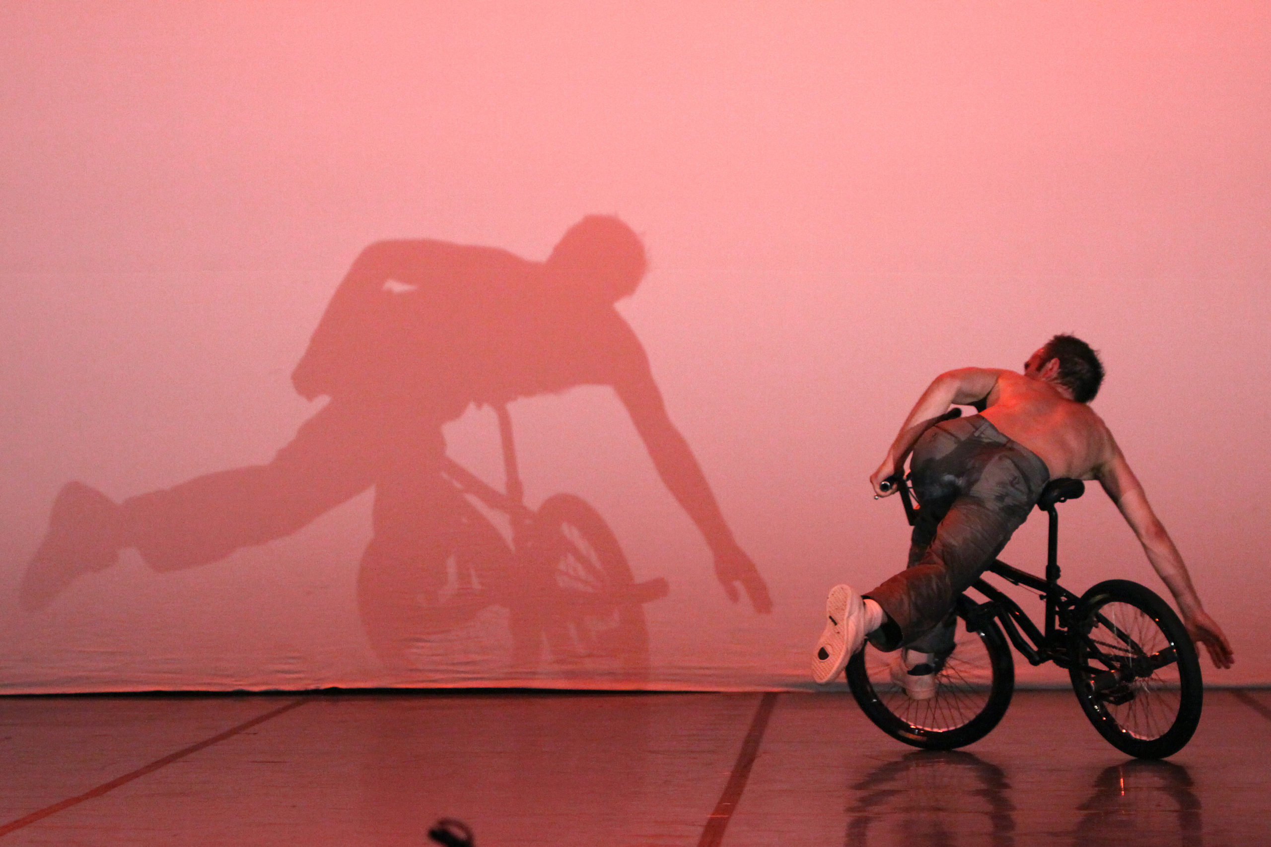 Dia 03 de setembro Sesc Santos Com elementos do 'novo circo' e uma primorosa atuação de Vincent Warin (campeão do Tour de France e vice-campeão do mundo de BMX Free Style) a peça é uma poética entre a relação do homem e sua criação. Em sua técnica tão física quanto lúdica, os sons e a luz desempenham papel fundamental. O assovio dos pneus da bicicleta se mistura à música contemporânea para formar uma relação surrealista e o resultado é um verdadeiro momento de poesia e humor. Coma Cia 3.6/3.4, da França.