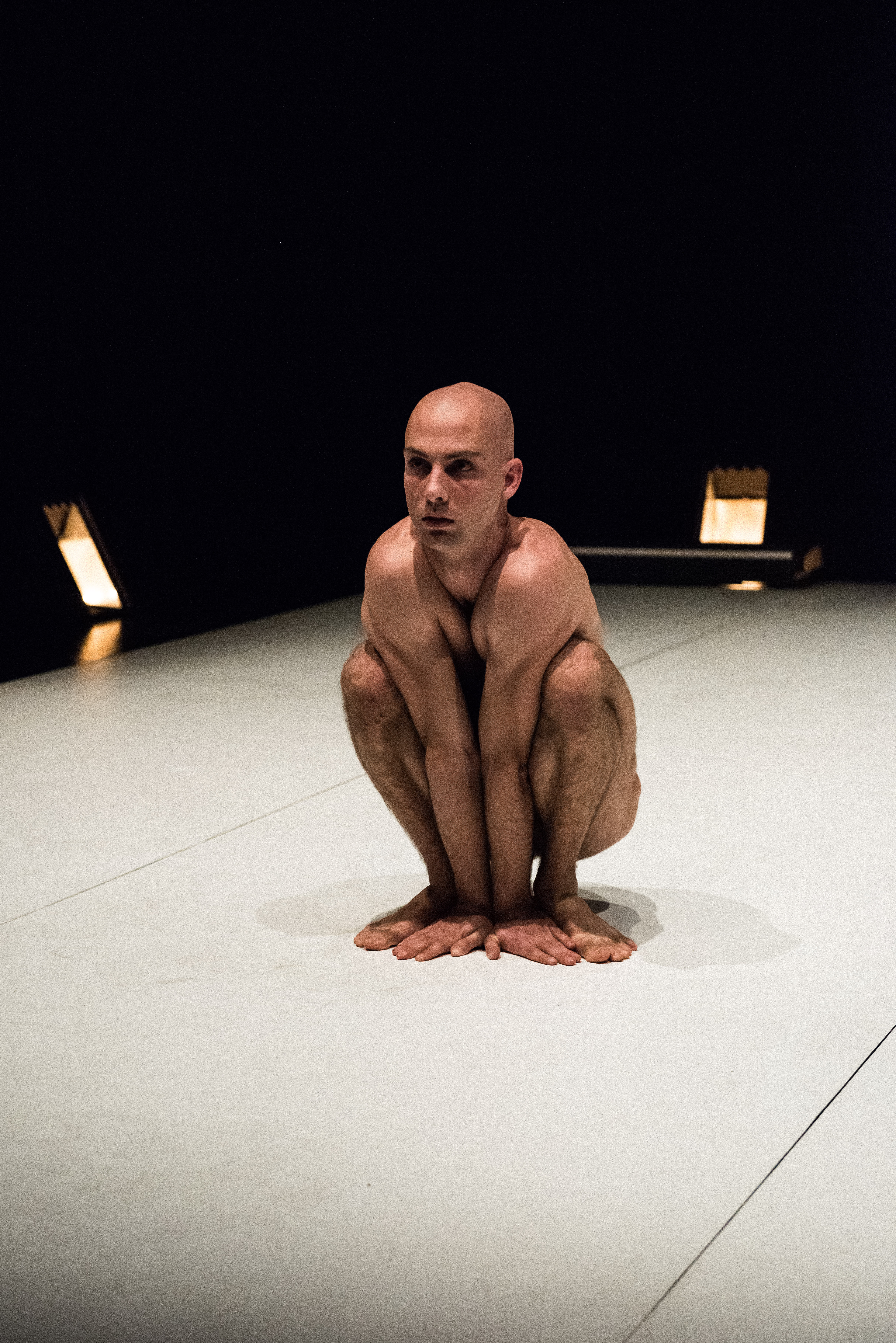 Le spectacle « Aneckxander » avec Alexander Vantournhout. Dramaturgie : Bauke LievensTechnique lumière : Tim OelbrandtCostumes: Nefeli Myrtidi, Anne VereeckeRegards Extérieurs : Gerald Kurdian, Anneleen Keppens, Geert Belpaeme, Lore MissineLa plateforme CircusNext permet aux artistes de se faire connaître des professionnels du spectacle vivant (programmateurs, coproducteurs, institutionnels…), notamment à l’occasion des sélections et des présentations publiques. Le cœur du dispositif est l'artiste en tant qu'auteur. Il s'agit de former, au niveau européen, une infrastructure durable pour le développement des nouvelles écritures contemporaines circassiennes et la professionnalisation des auteurs émergents via des rencontres avec l’ensemble des acteurs du secteur : professionnels du spectacle vivant (artistes, centres de création, structures de production, lieux de diffusion), médias, institutions publiques, partenaires privés et publics.CircusNext est un projet de coopération conçu et organisé par un ensemble de partenaires européens, chacun accueillant une partie des activités (résidences, sélections, présentations publiques, laboratoires, etc.) et finançant conjointement les bourses d’aide à l’écriture.