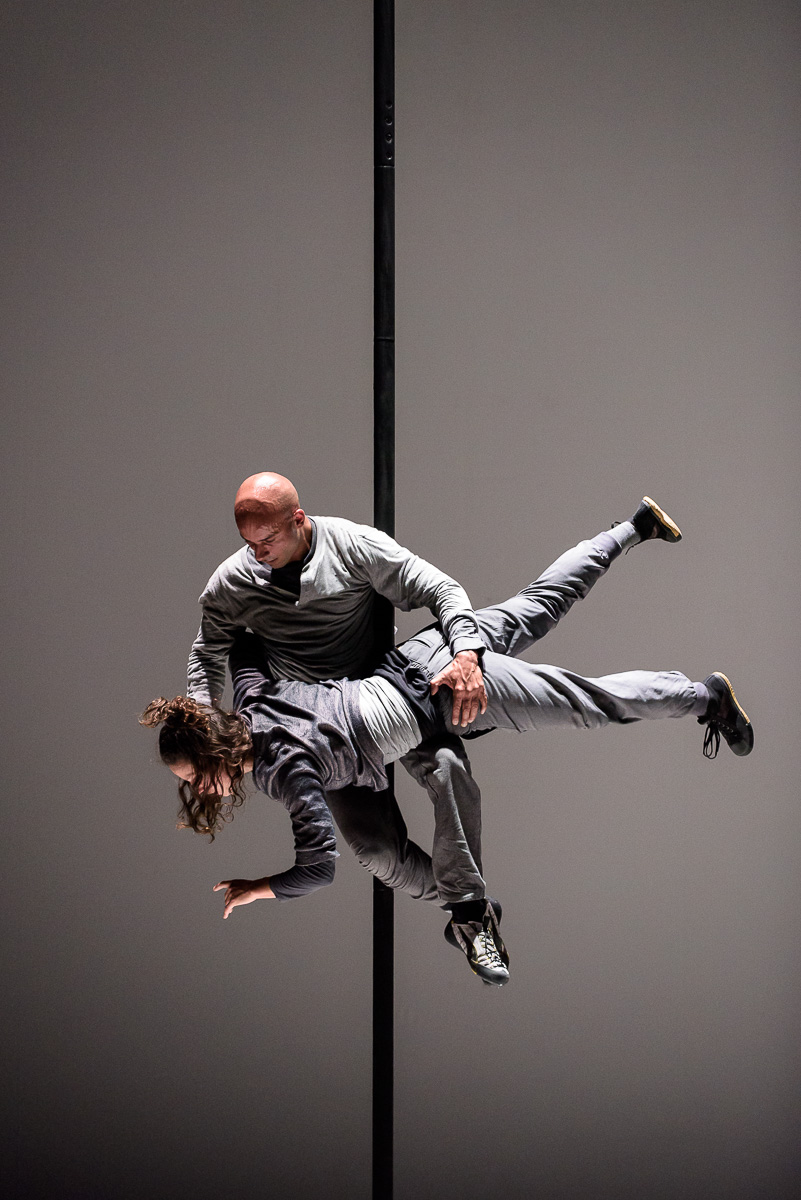 Paris, France, Juin 2016. Theatre de la Cite Universitaire.  Rafael DE PAULA de la Cie du Chaos en presentation du spectacle Nebula dans le cadre de Circus Next. CircusNext est un programme europeen destine a identifier, accompagner et soutenir une nouvelle generation d’auteurs circassiens et à favoriser ainsi l’eclosion d’écritures nouvelles. Les projets selectionnés par un jury se voient dotes d’une bourse d’aide à l’ecriture, de residences de creation et de visibilite à l’echelle europeenne. A l’issue de ce temps de travail, ils presentent un extrait abouti de leur futur spectacle. 